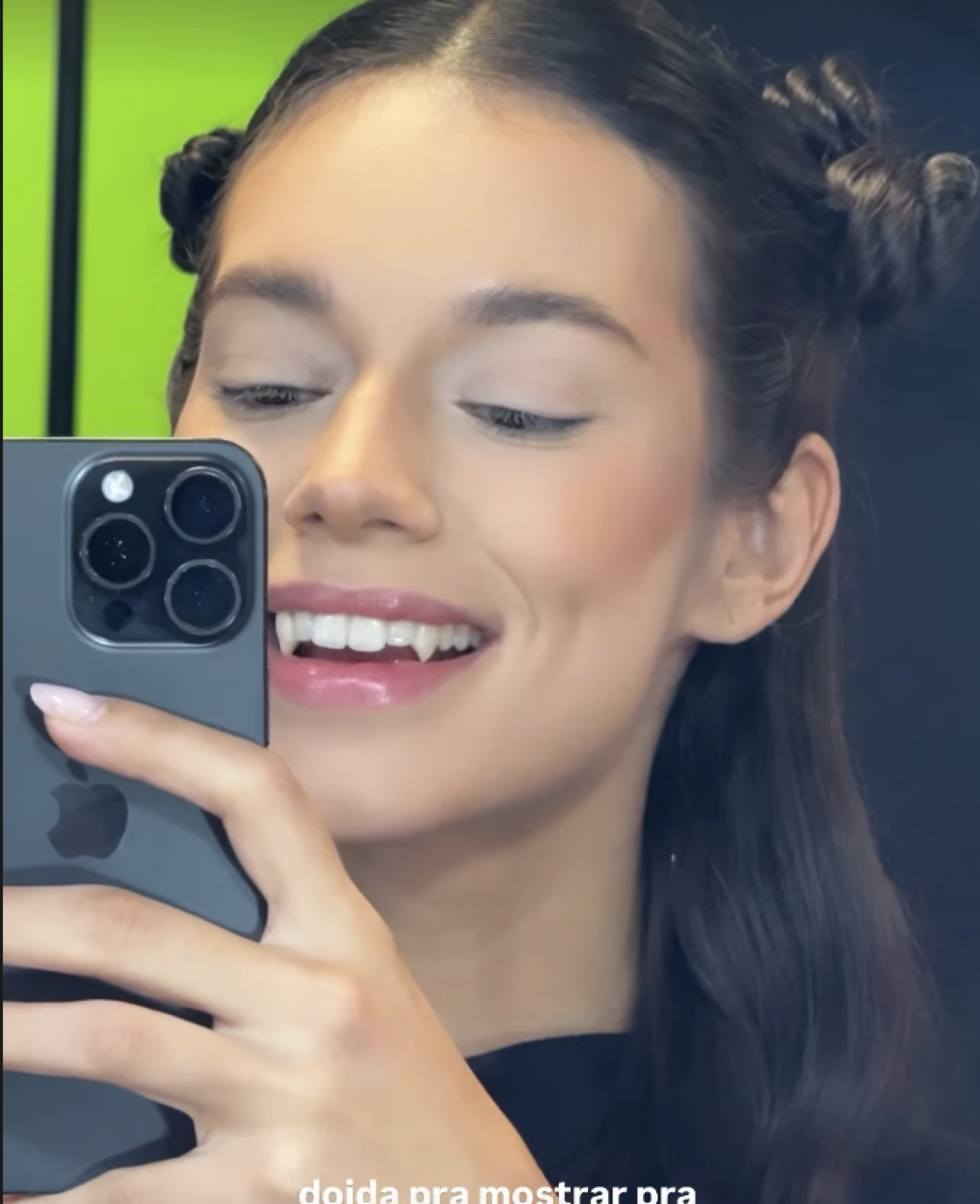 Alane Dias surpreende fãs ao surgir com dentes de vampiro  - reprodução Instagram