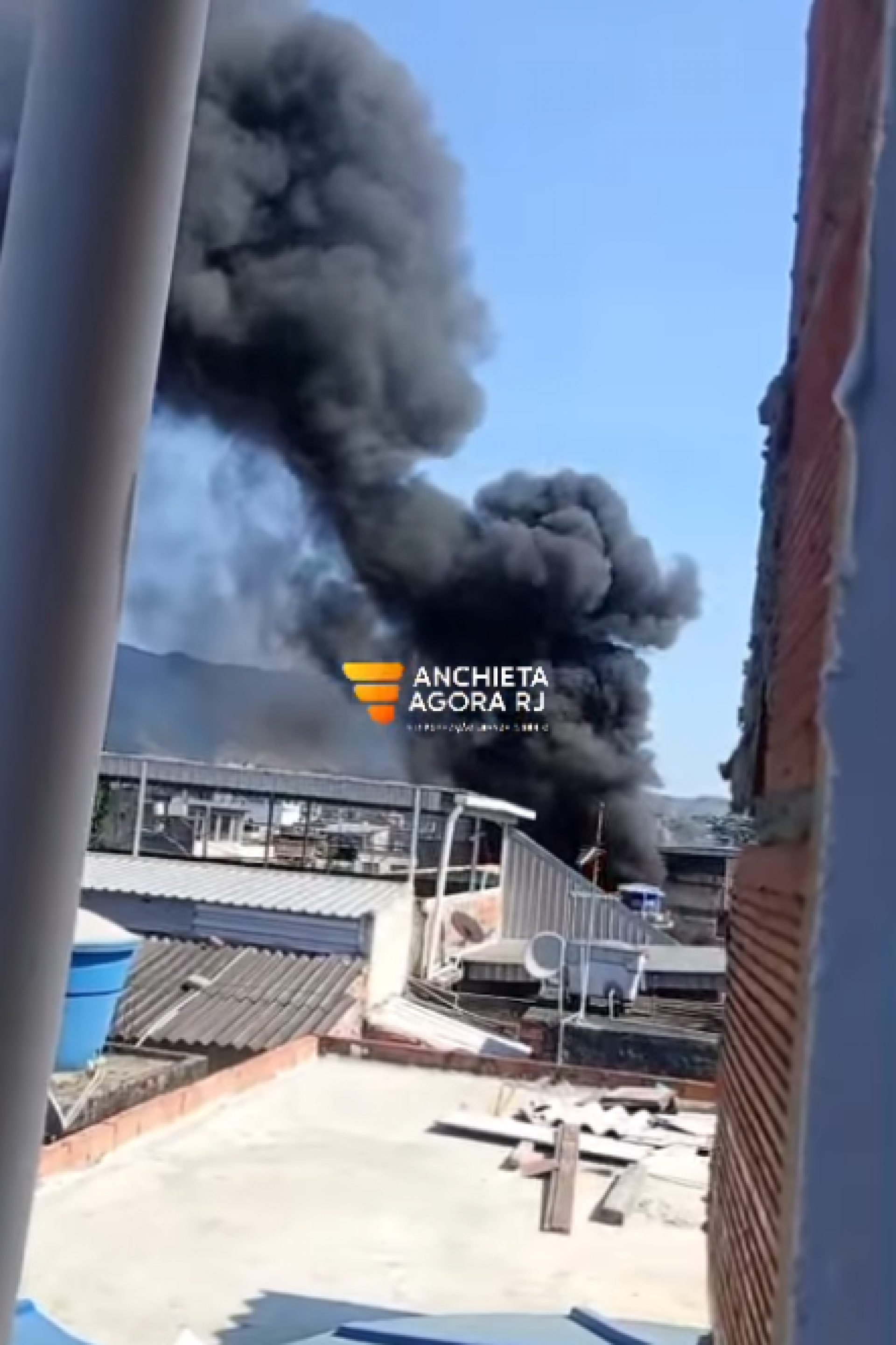 Incêndio atinge residência - Reprodução / @anchietaagora