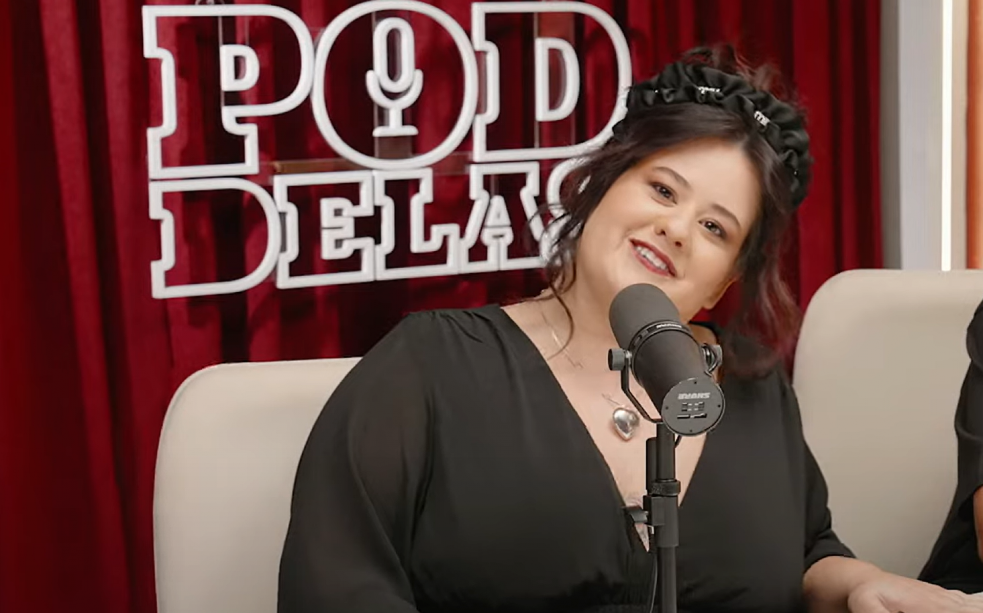 Karol Lannes exp&otilde;e traumas ap&oacute;s m&iacute;dia revelar pais gays e orienta&ccedil;&atilde;o sexual - fazendo - reprodu&ccedil;&atilde;o Youtube