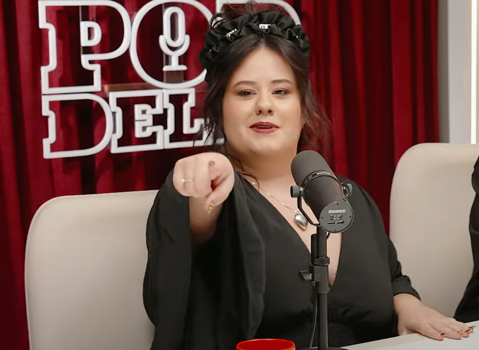 Karol Lannes expõe traumas após mídia revelar pais gays e orientação sexual sem consentimento  - reprodução Youtube