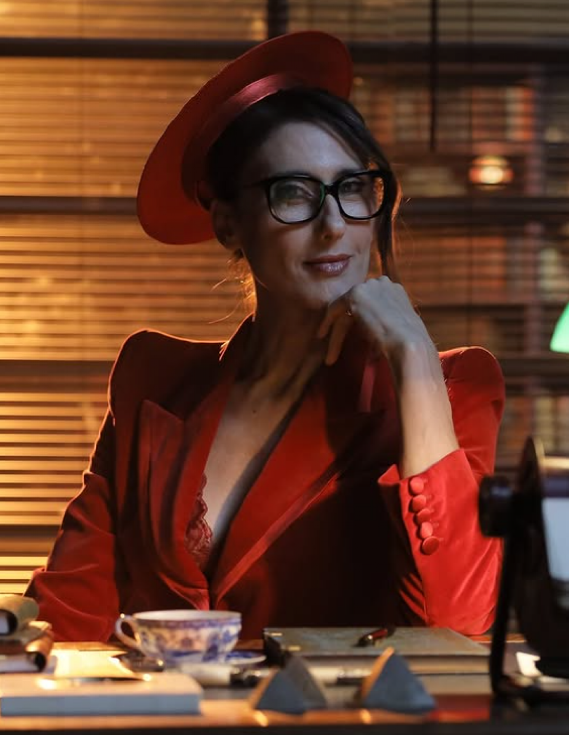 Paola Carosella no posto de apresentadora do programa "Infiltrados na Cozinha"