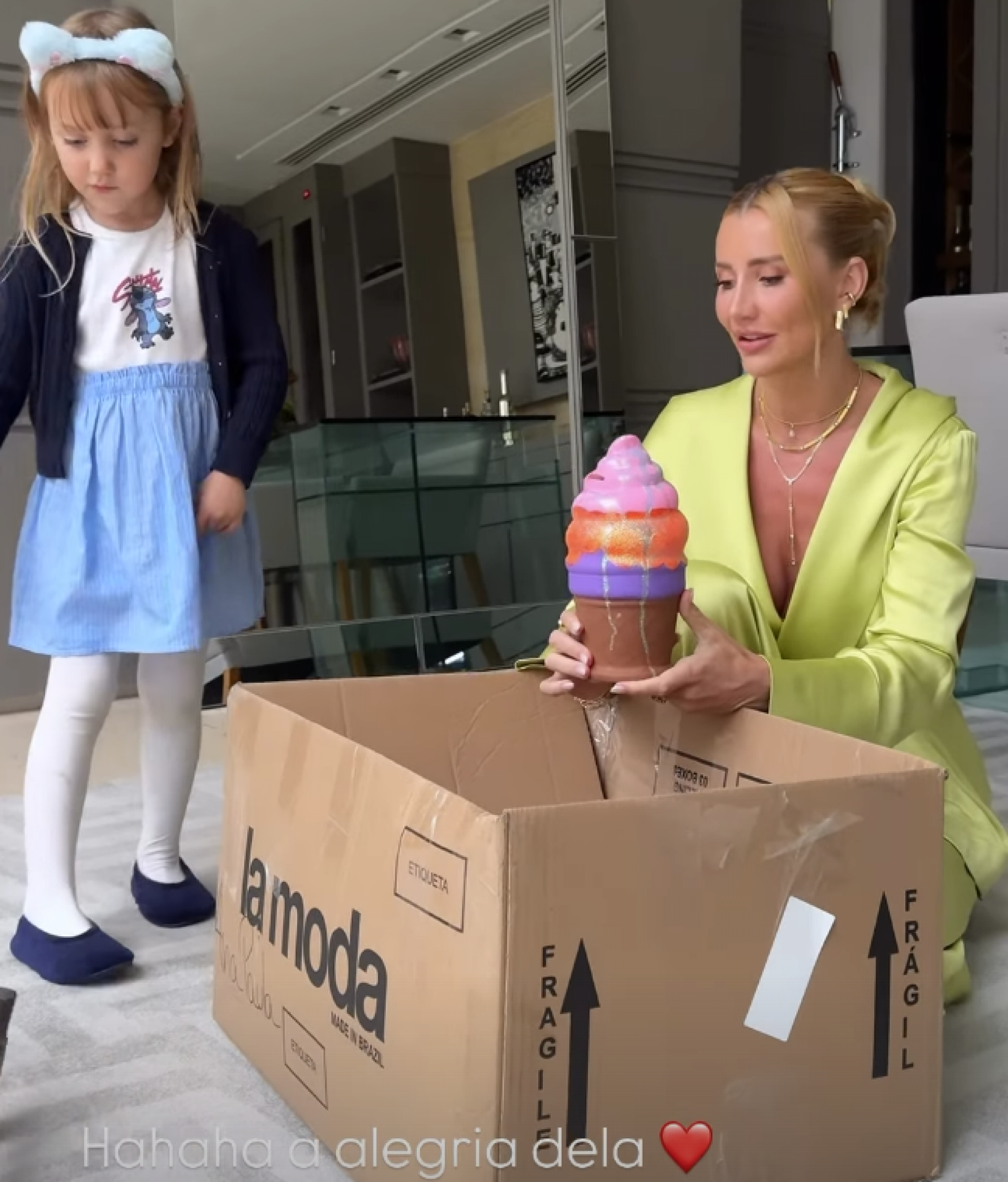 Vicky decidiu economizar para comprar acessórios de acampamento - reprodução Instagram