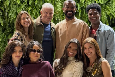 Andréia Horta e Miguel Falabella posam com elenco de 'Três Graças'