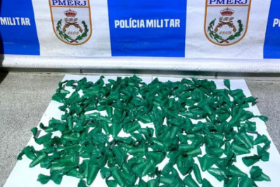 PM apreende 200 cápsulas de cocaína em terreno baldio em Cabo Frio