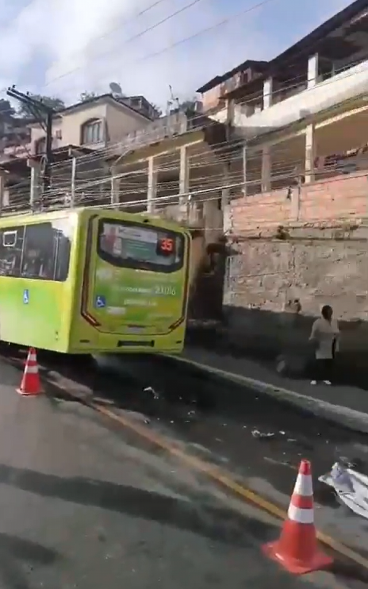 Acidente entre moto e ônibus deixou dois mortos na manhã desta sexta-feira (26) em Niterói - Reprodução / Redes sociais