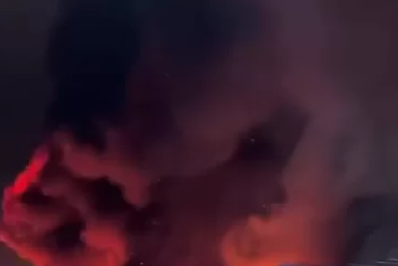 Incêndio de grandes proporções atinge distribuidora de materiais de construção em Araruama