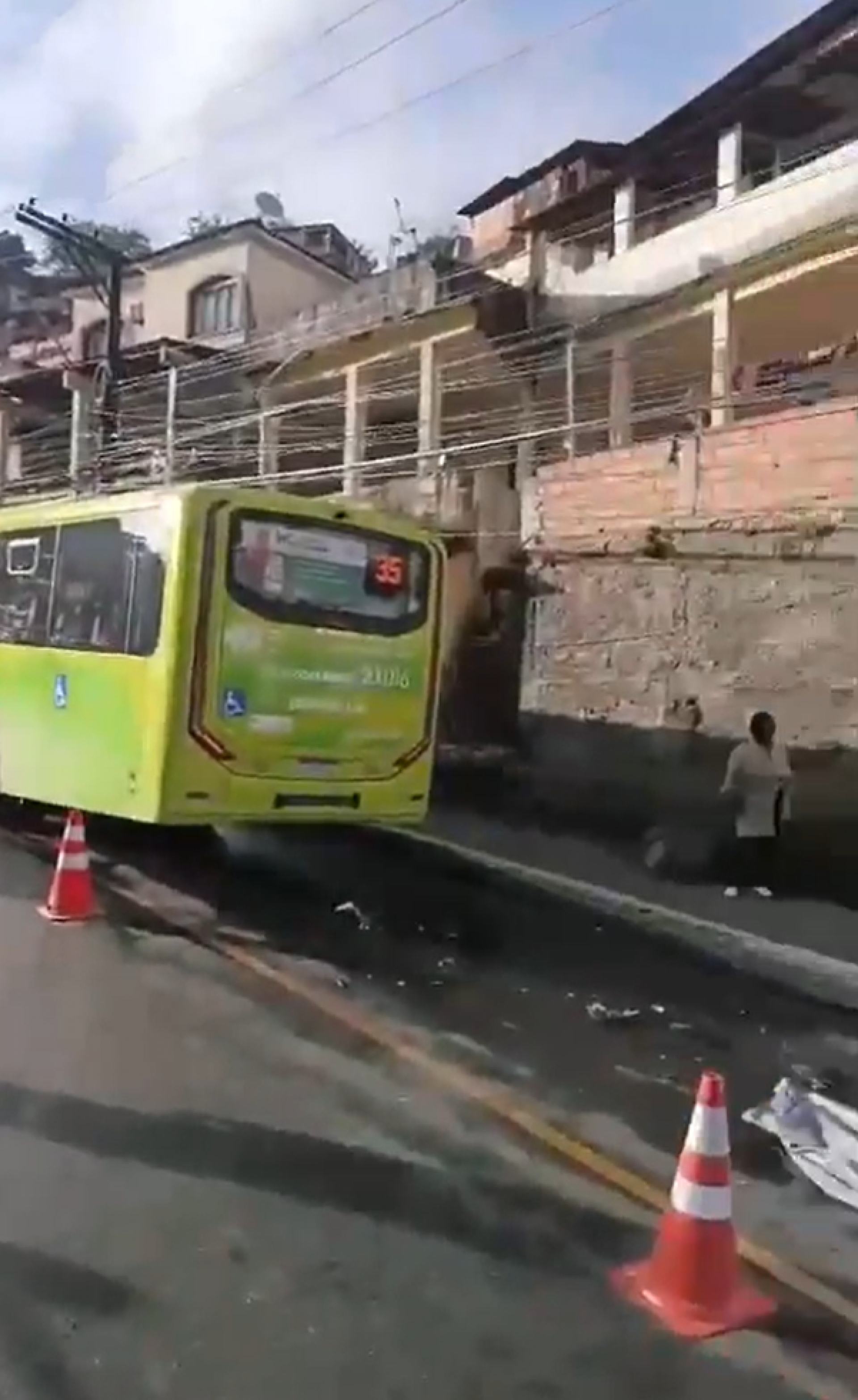 Acidente entre moto e ônibus deixou dois mortos na manhã desta sexta-feira (26) em Niterói 
