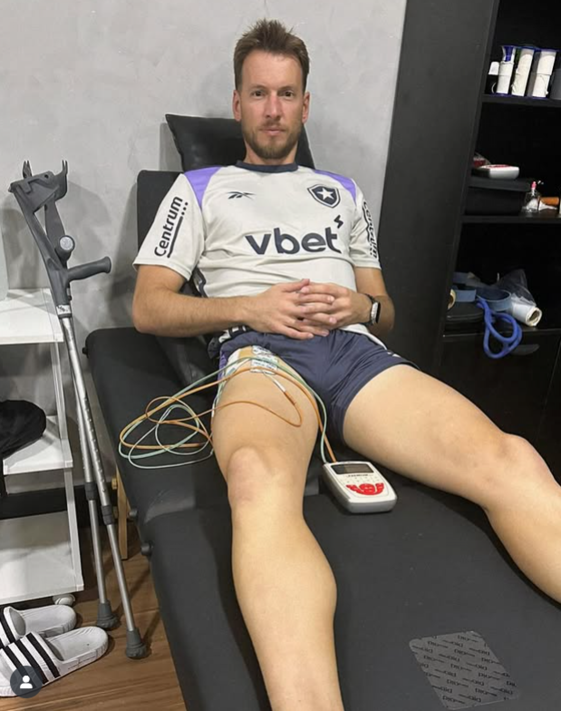 Goleiro Neto faz tratamento no Botafogo após passar por cirurgia na coxa direita