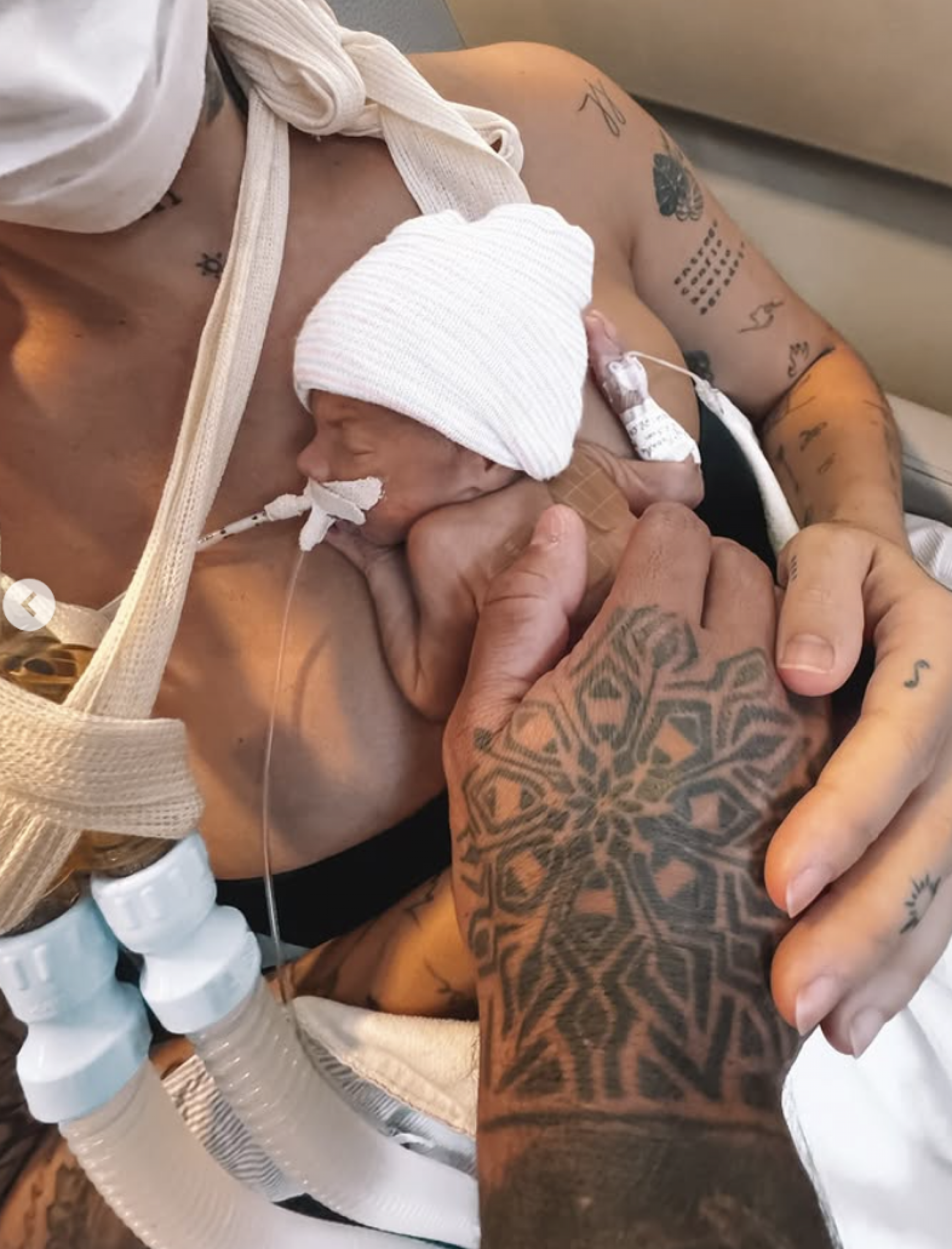 Clara Maia segura o filho Theo no colo pela primeira vez