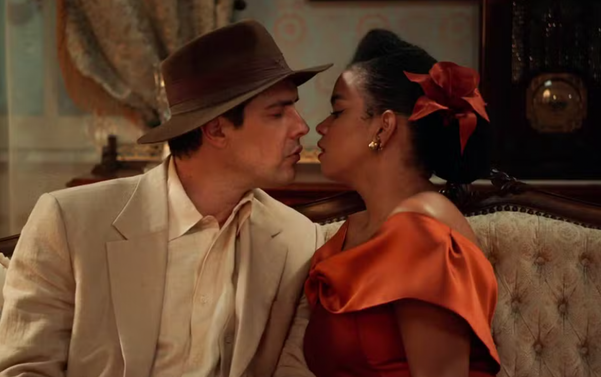 Candinho (Sergio Guizé) e Dita (Jeniffer Nascimento)  - Globo