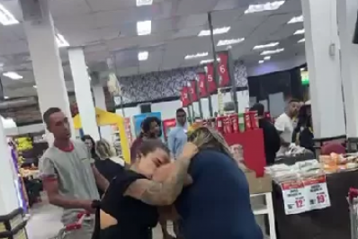 Mulheres brigam em fila de mercado em Arraial do Cabo