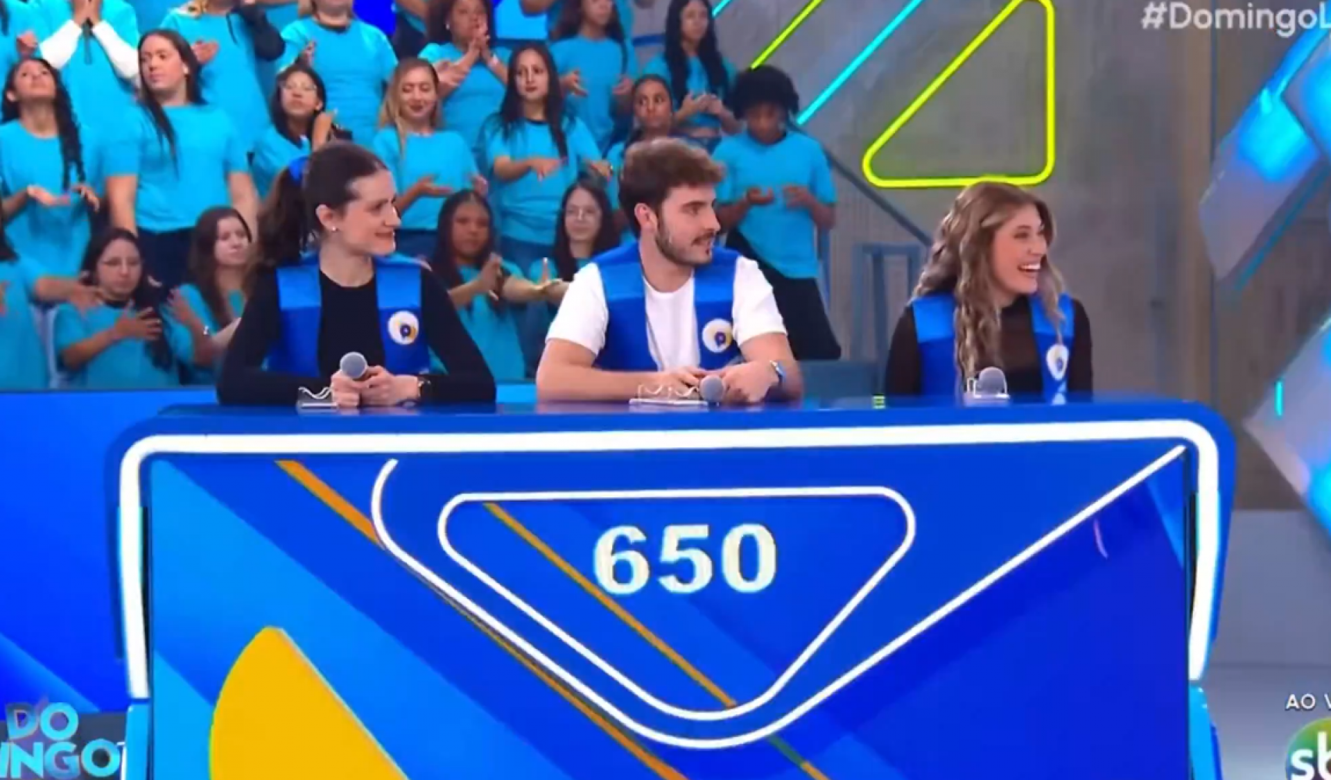 Laura Portiolli, João Augusto Liberato e Mayara Mattar no quadro 'Passa ou Repassa', do 'Domingo Legal', do SBT - Reprodução de vídeo / X