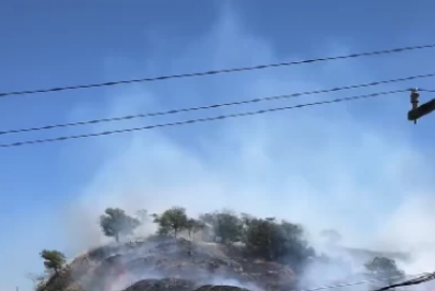 Incêndio atinge morro da Caixa D’água e mobiliza equipes de emergência em Iguaba Grande