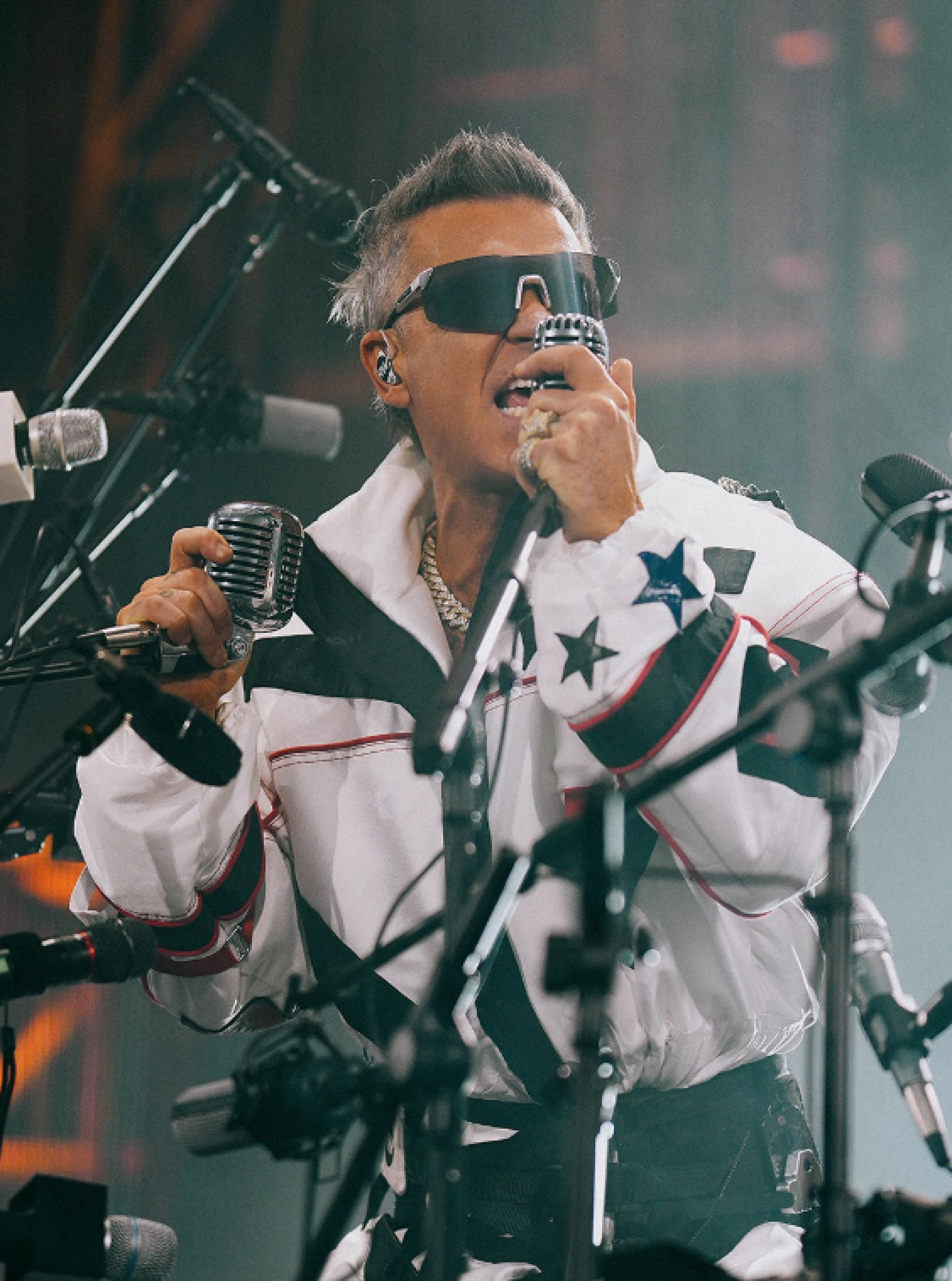 Robbie Williams brilhando em show - Reprodução/Instagram