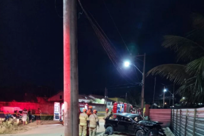 Carro capota e motorista é levado para a UPA de Araruama