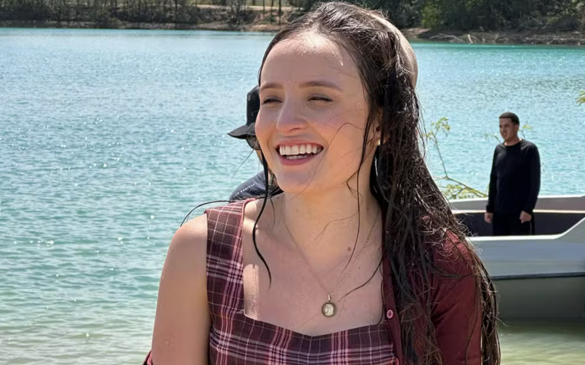 Larissa Manoela grava cena de afogamento em Êta Mundo Melhor sem dublê - Globo