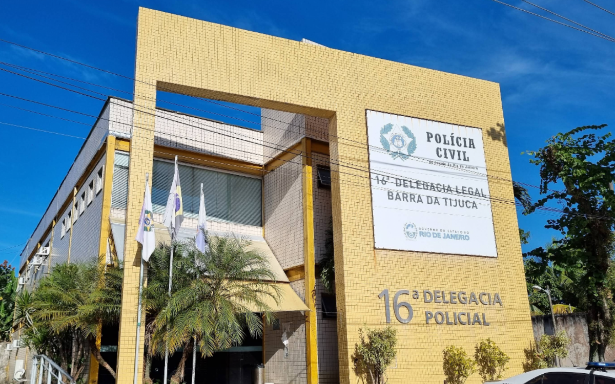 \'Macaco Louco\' foi levado à 16ª DP (Barra da Tijuca), onde teve o mandado de prisão confirmado