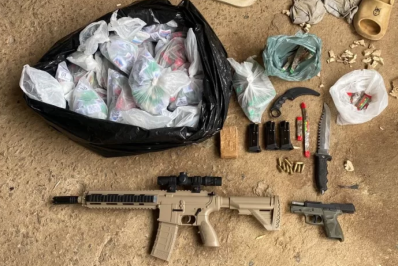 Polícia apreende armas e drogas em operação no bairro Maria Joaquina, em Cabo Frio