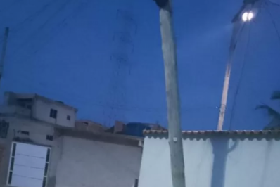 Moradores de Cabo Frio relatam risco por poste instável em rua do bairro Monte Alegre
