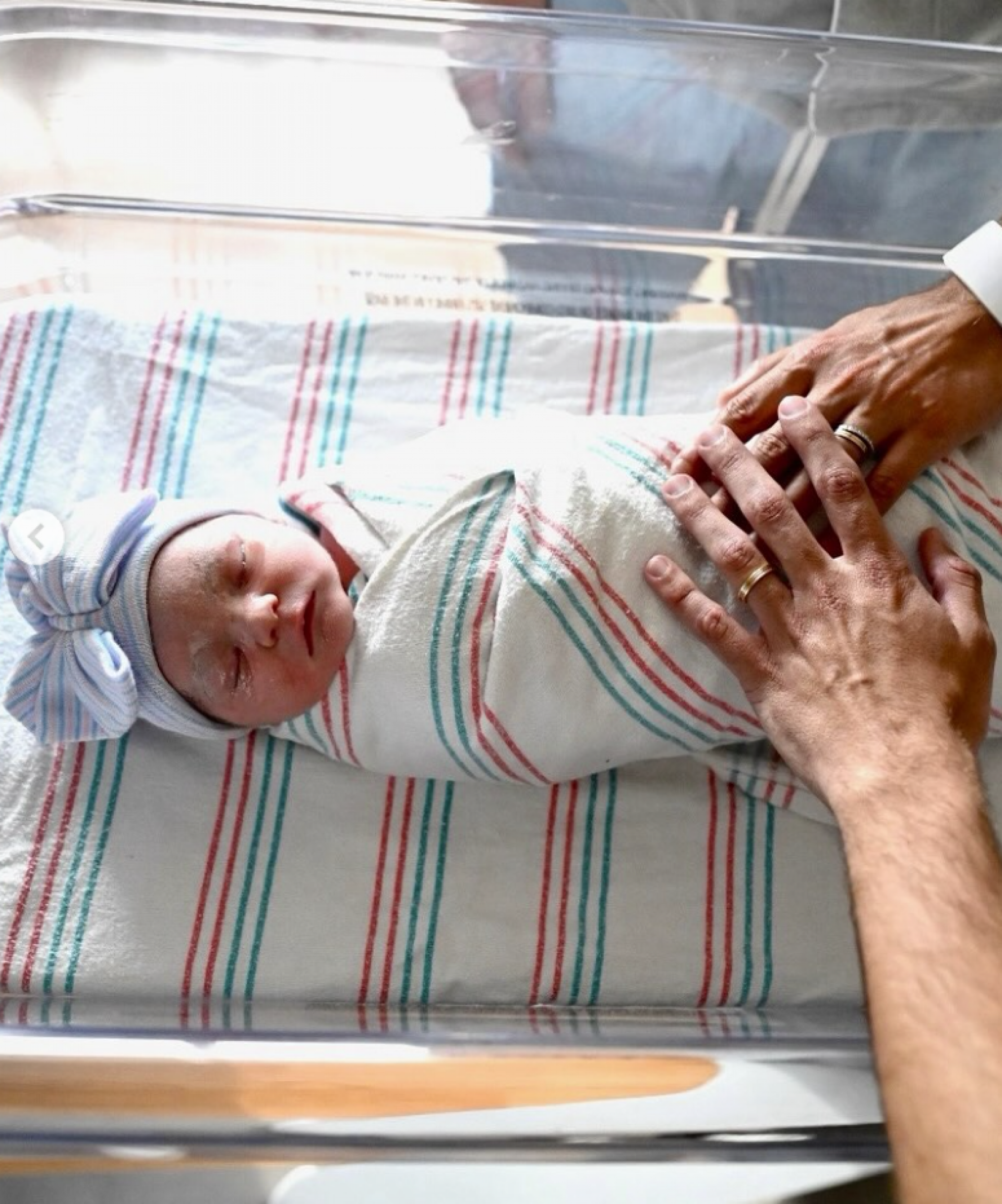 Lucas Rangel e Lucas Bley apresentam a filha, Mia - reprodução Instagram