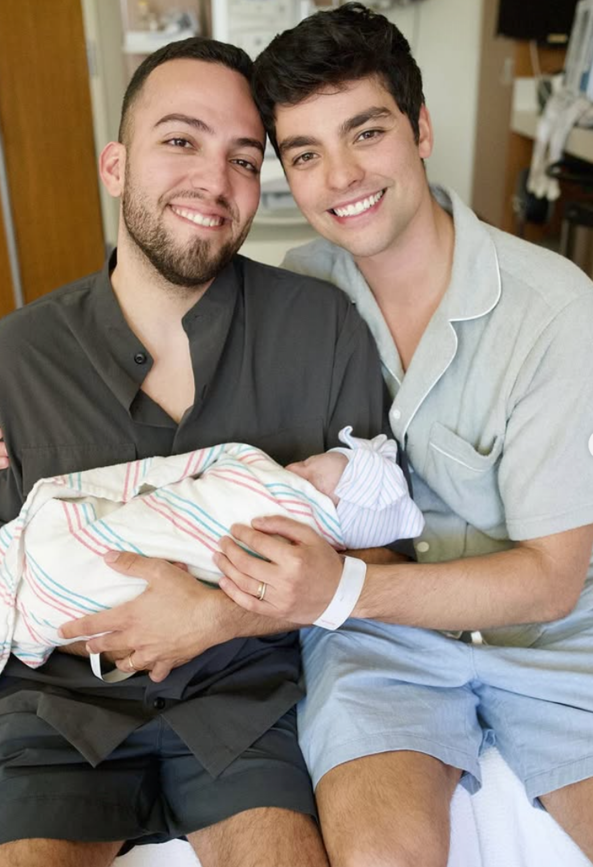 Lucas Rangel e Lucas Bley apresentam a filha, Mia - reprodução Instagram