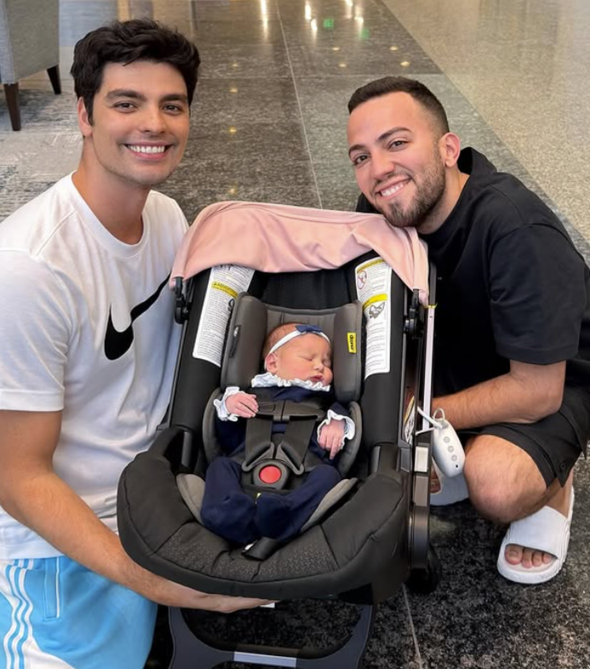 Lucas Rangel e Lucas Bley apresentam a filha, Mia - reprodução Instagram