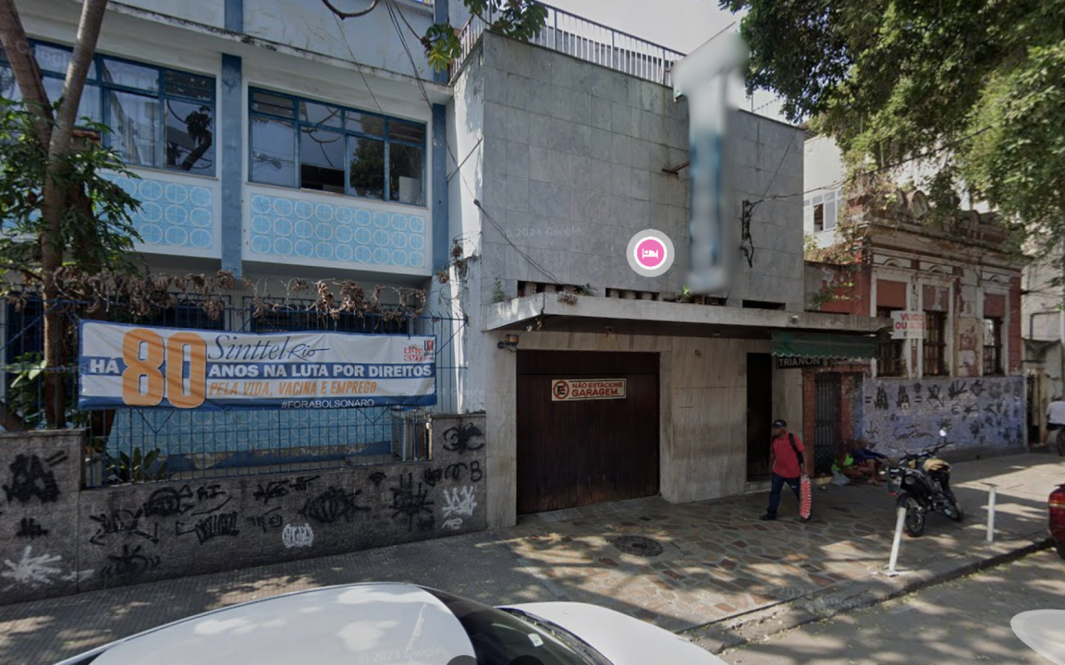 O hotel está localizado na Rua Visconde do Uruguai, no Centro de Niterói, Região Metropolitana