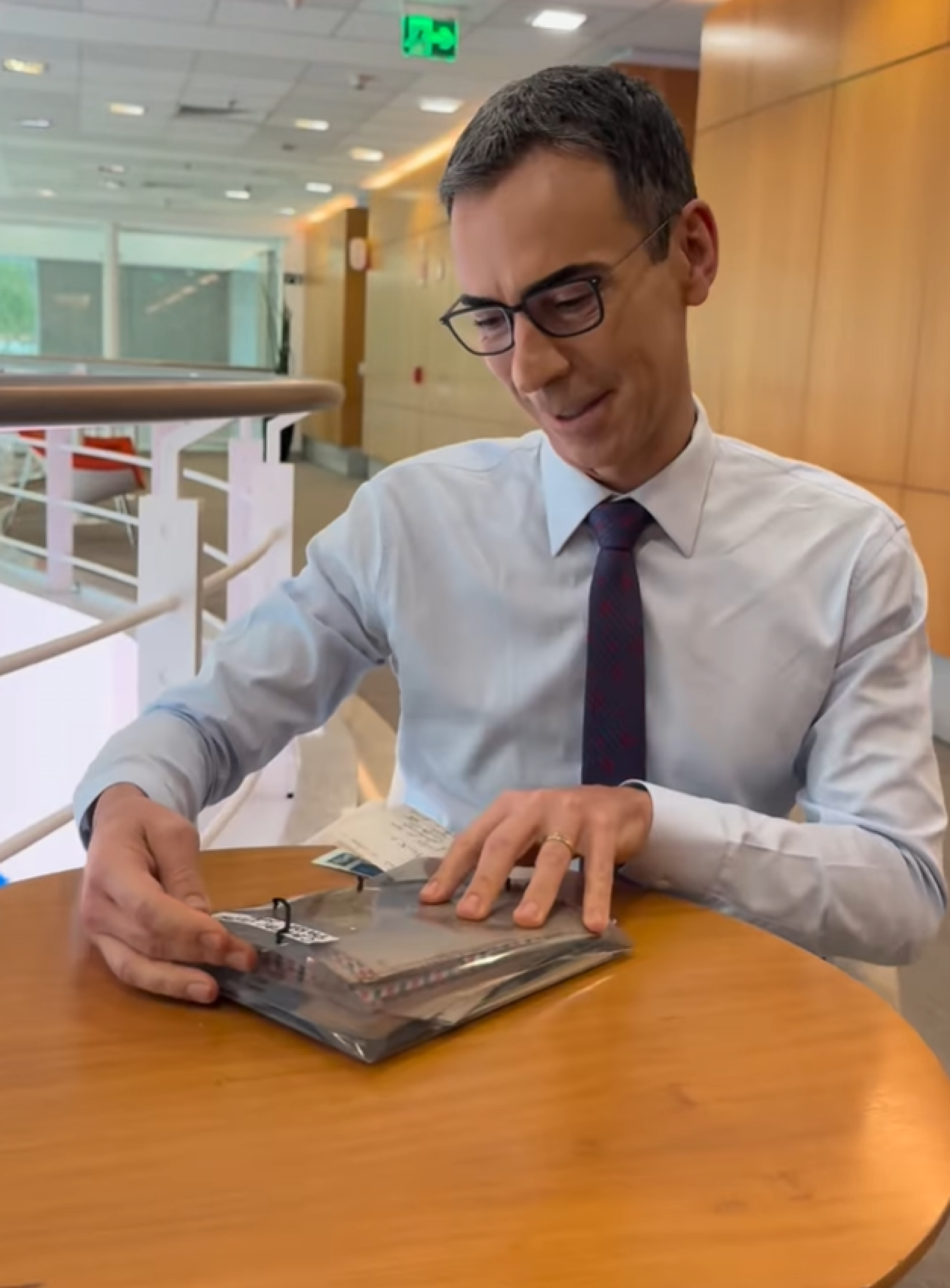 Cesar Tralli se emociona ao encontrar cartas antigas da mãe falecida - reprodução Instagram