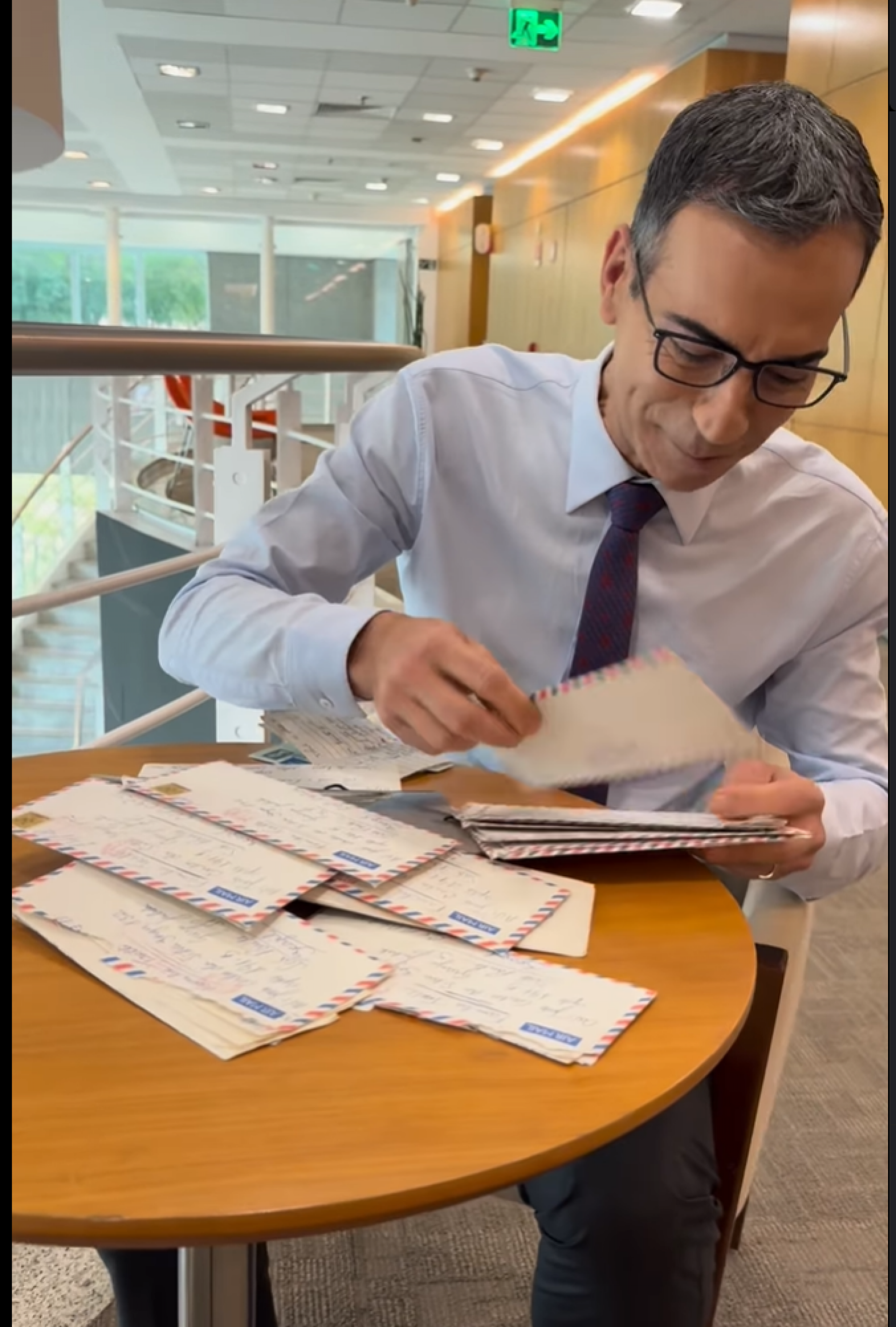 Cesar Tralli se emociona ao encontrar cartas antigas da mãe falecida - reprodução Instagram