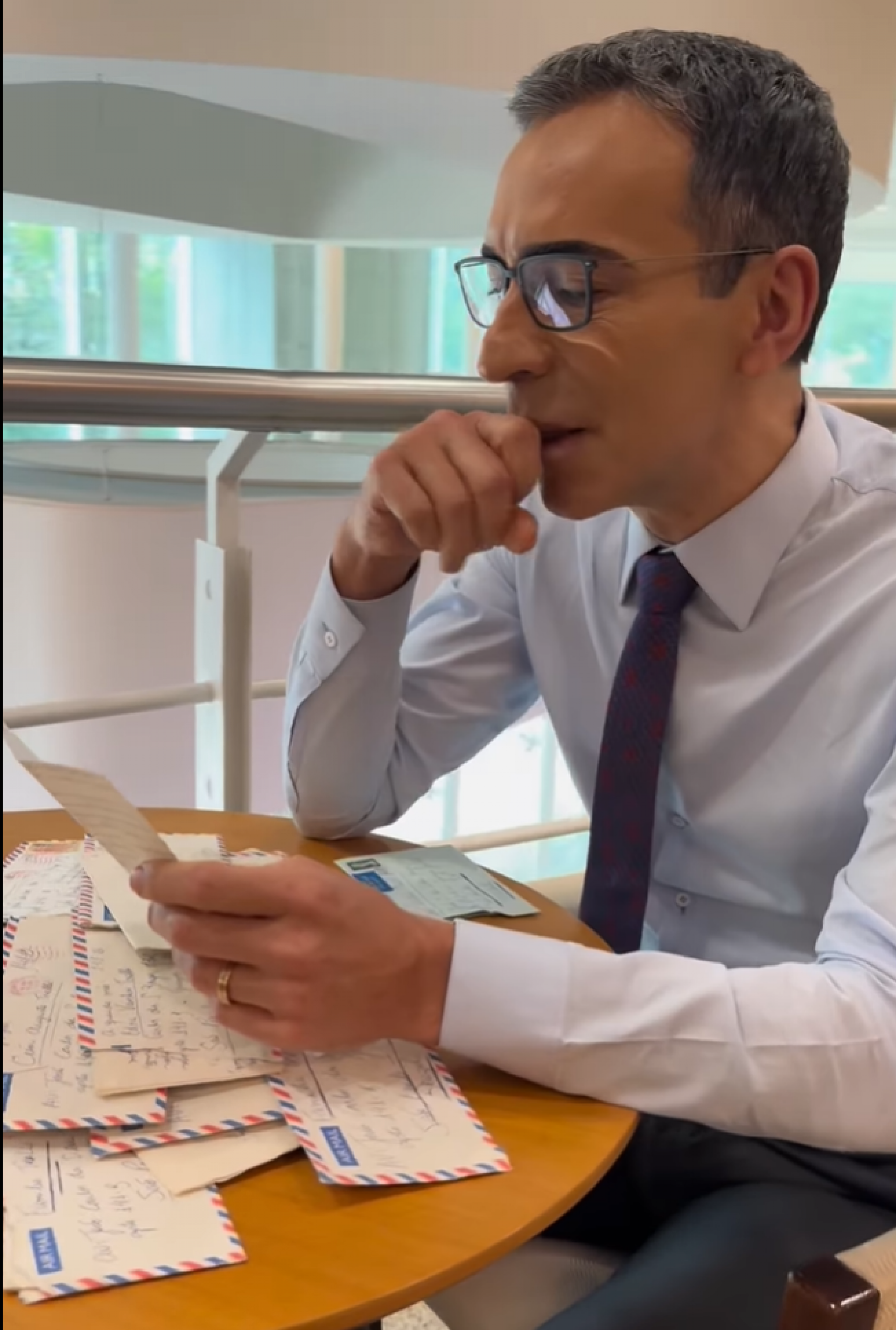 Cesar Tralli se emociona ao encontrar cartas antigas da mãe falecida - reprodução Instagram