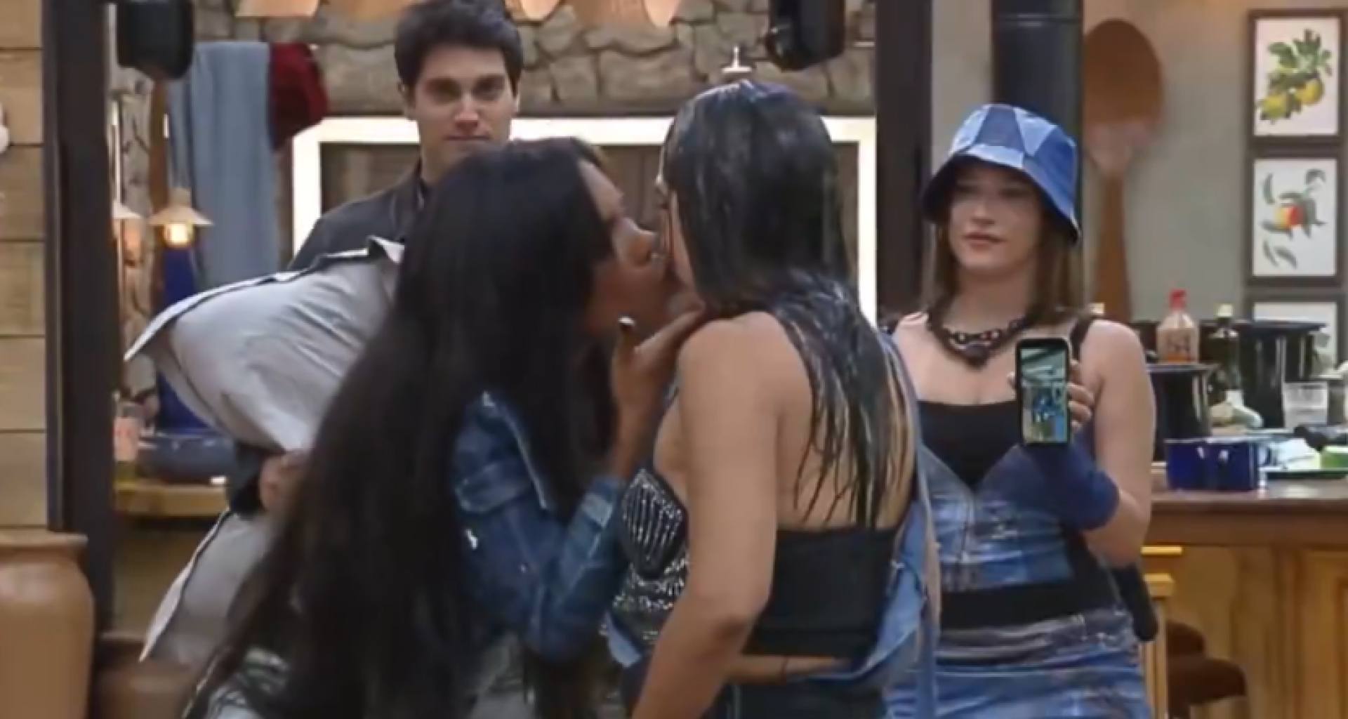 Carol Lekker dá selinho em Yoná durante briga em 'A Fazenda 17', da Record - Reprodução de vídeo / X