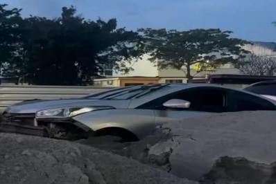 Carro fica atolado em monte de areia após furar bloqueio em Cabo Frio