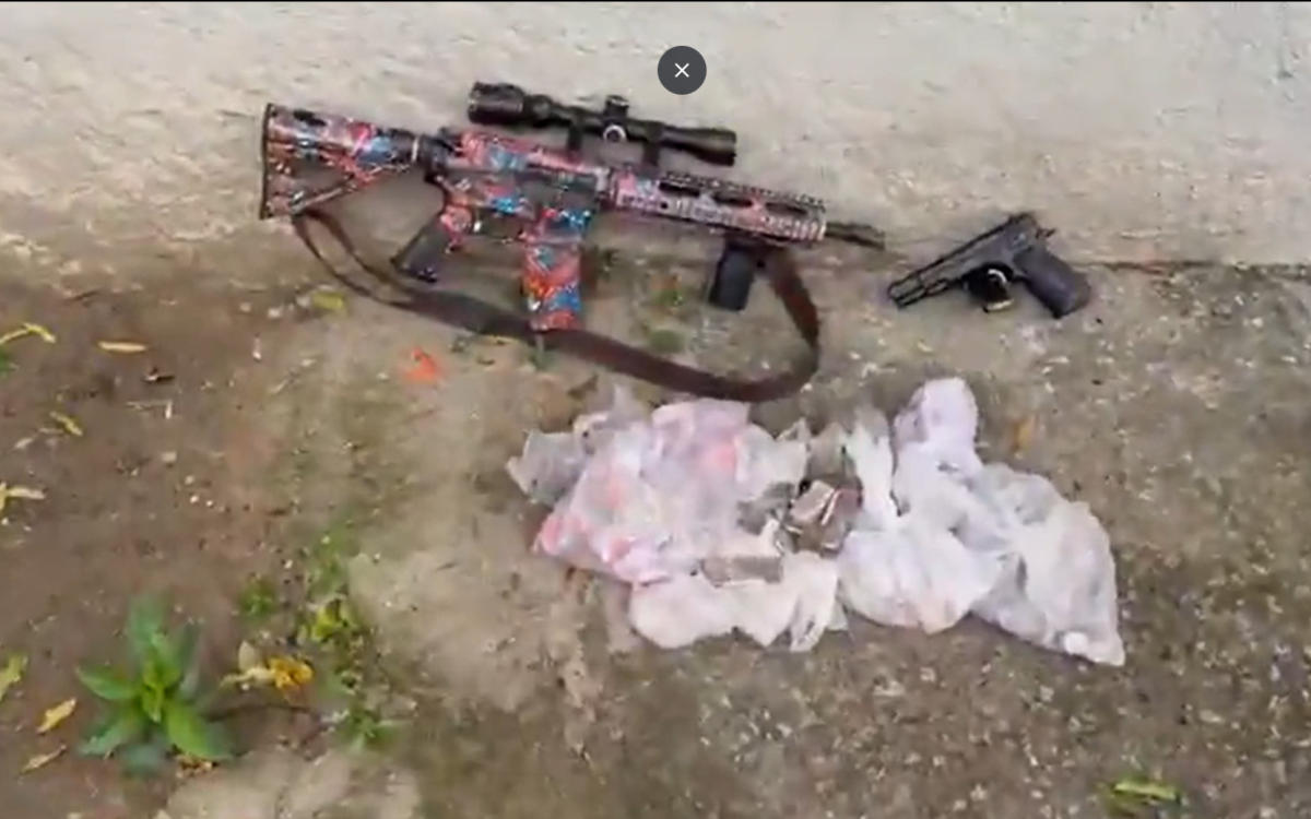 Polícia Militar apreendeu armas e grande quantidade de material entorpecente - Divulgação / PMERJ