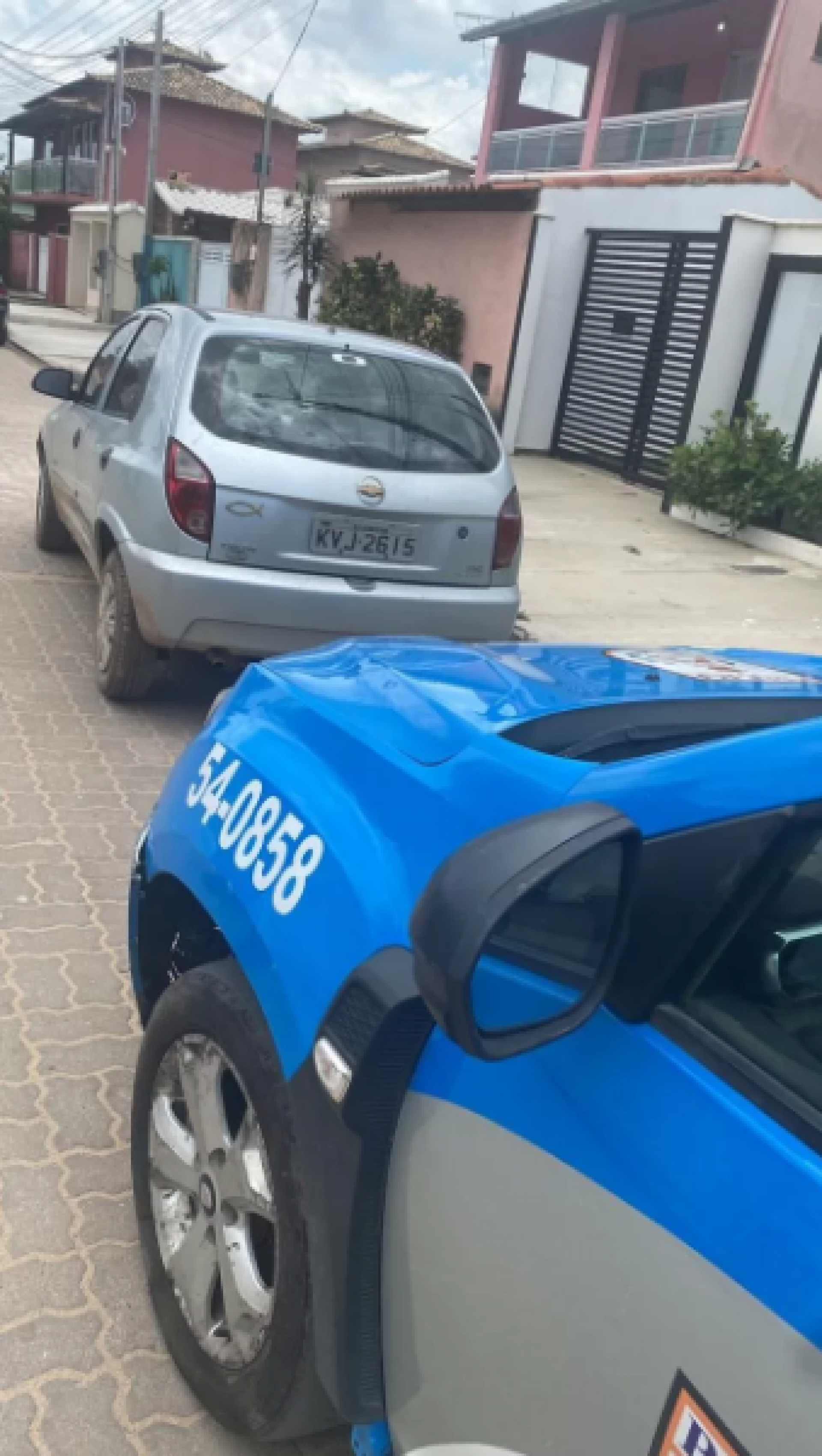 Polícia prende dois suspeitos de tentativa de homicídio e recupera carro roubado  - Divulgação/PM 