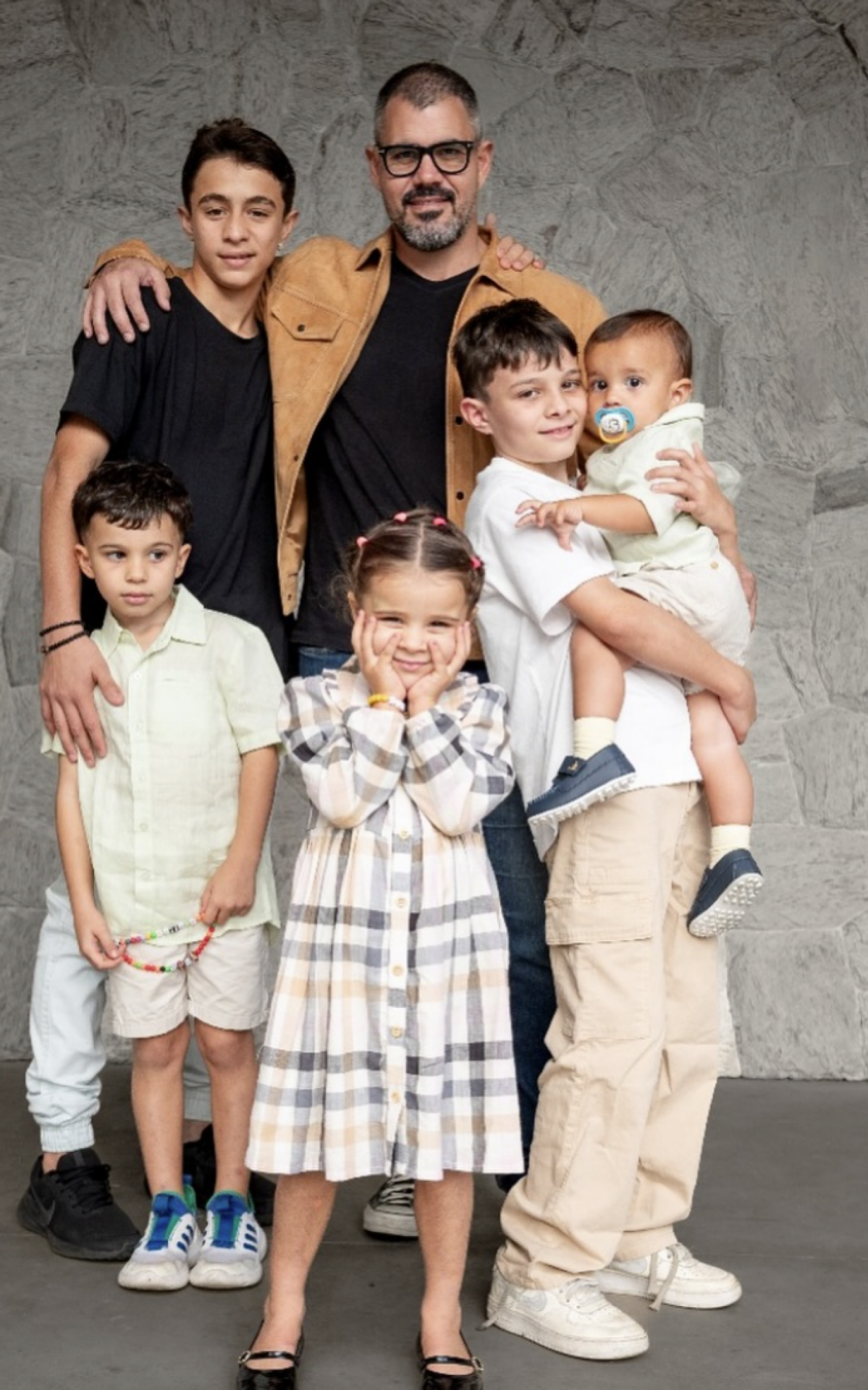 Juliano Cazarré posa com 5 de seus 6 filhos