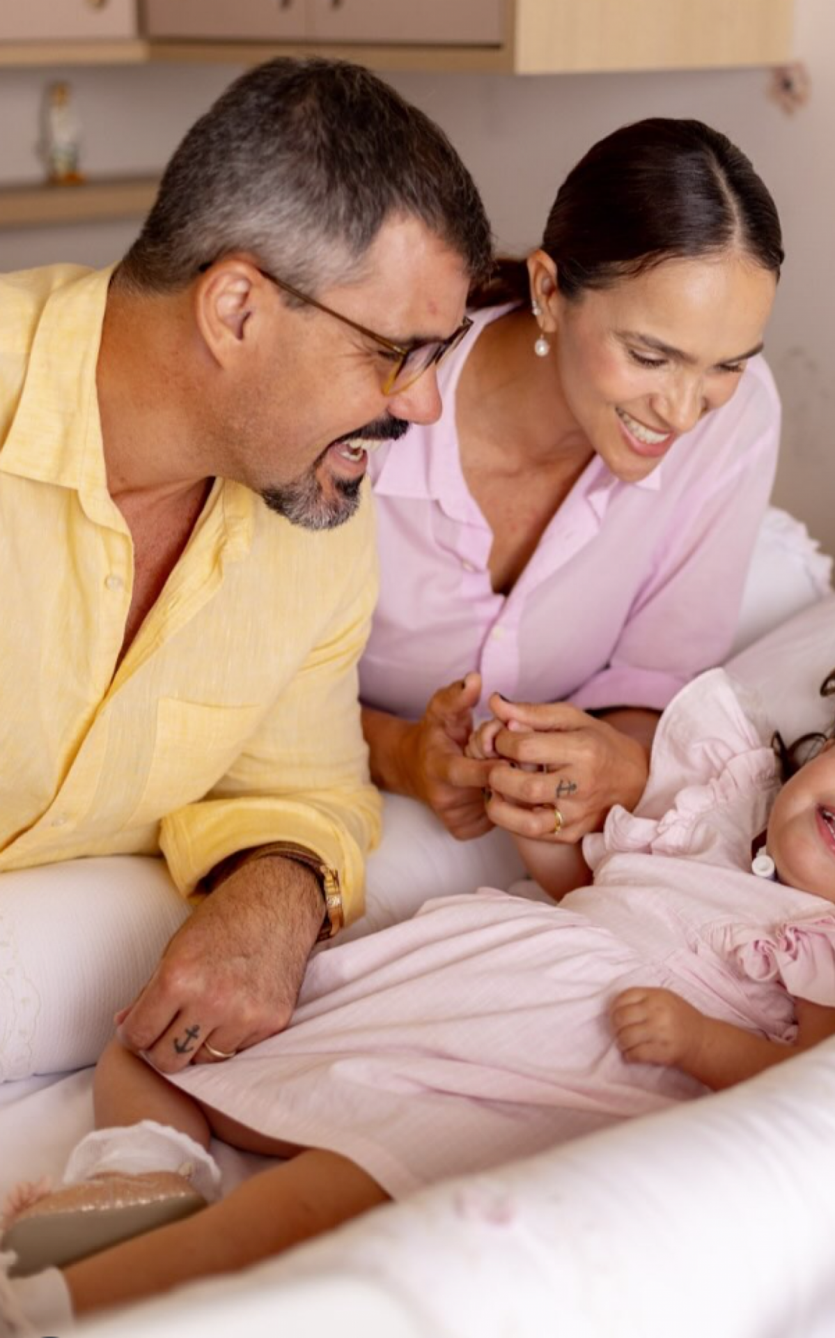 Leticia e Juliano Cazarré  junto com a filha, Maria Guilhermina