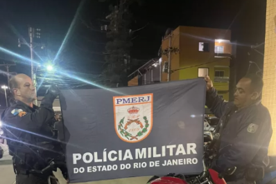 Jovem é autuado por direção perigosa após empinar moto em via movimentada de Cabo Frio