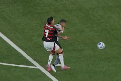 Dirigente do Flamengo reclama de pênalti 'claríssimo'; VAR vê 'contato insignificante'