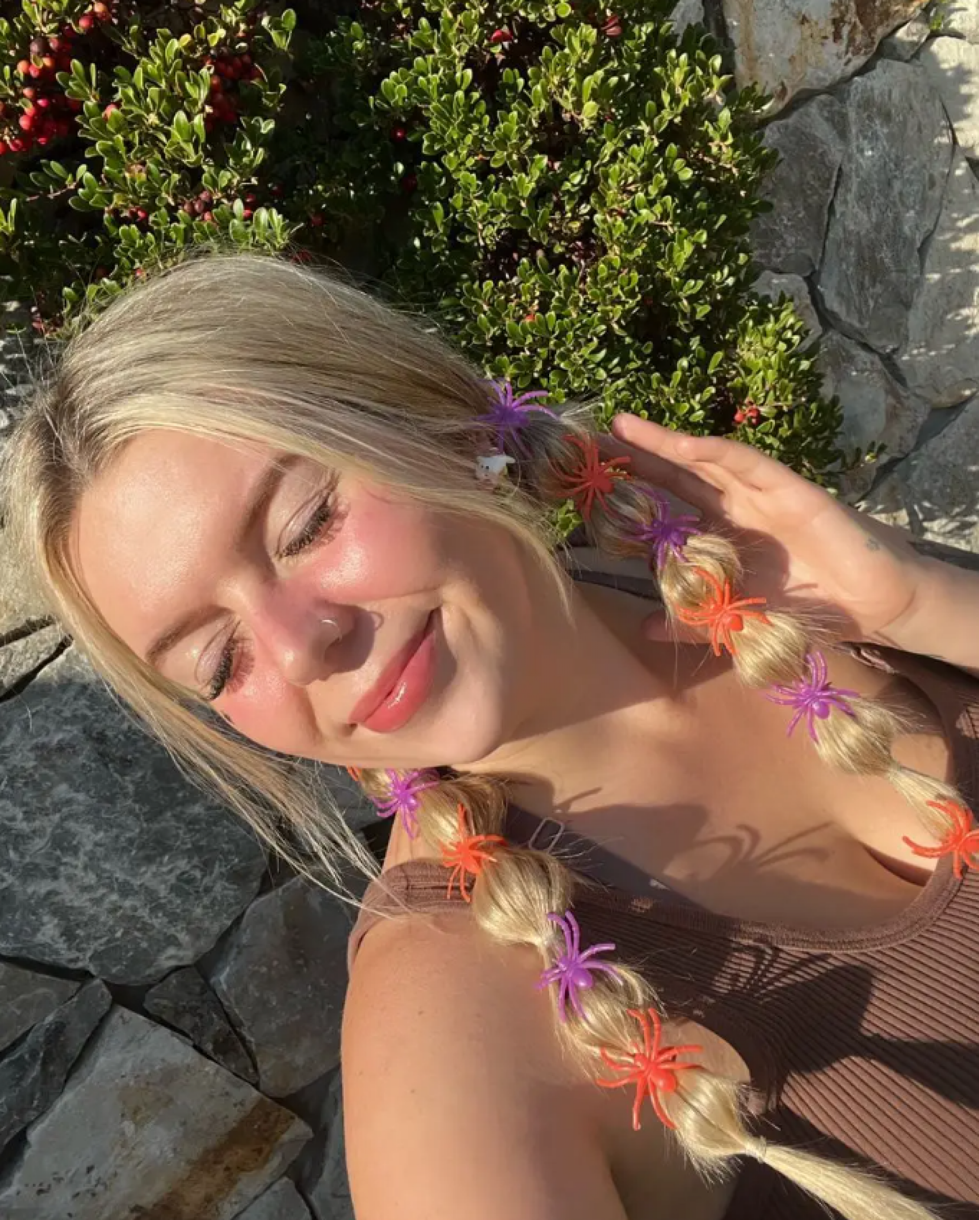 Aranhas fakes em seu penteado  - Reprodu&ccedil;&atilde;o/Internet