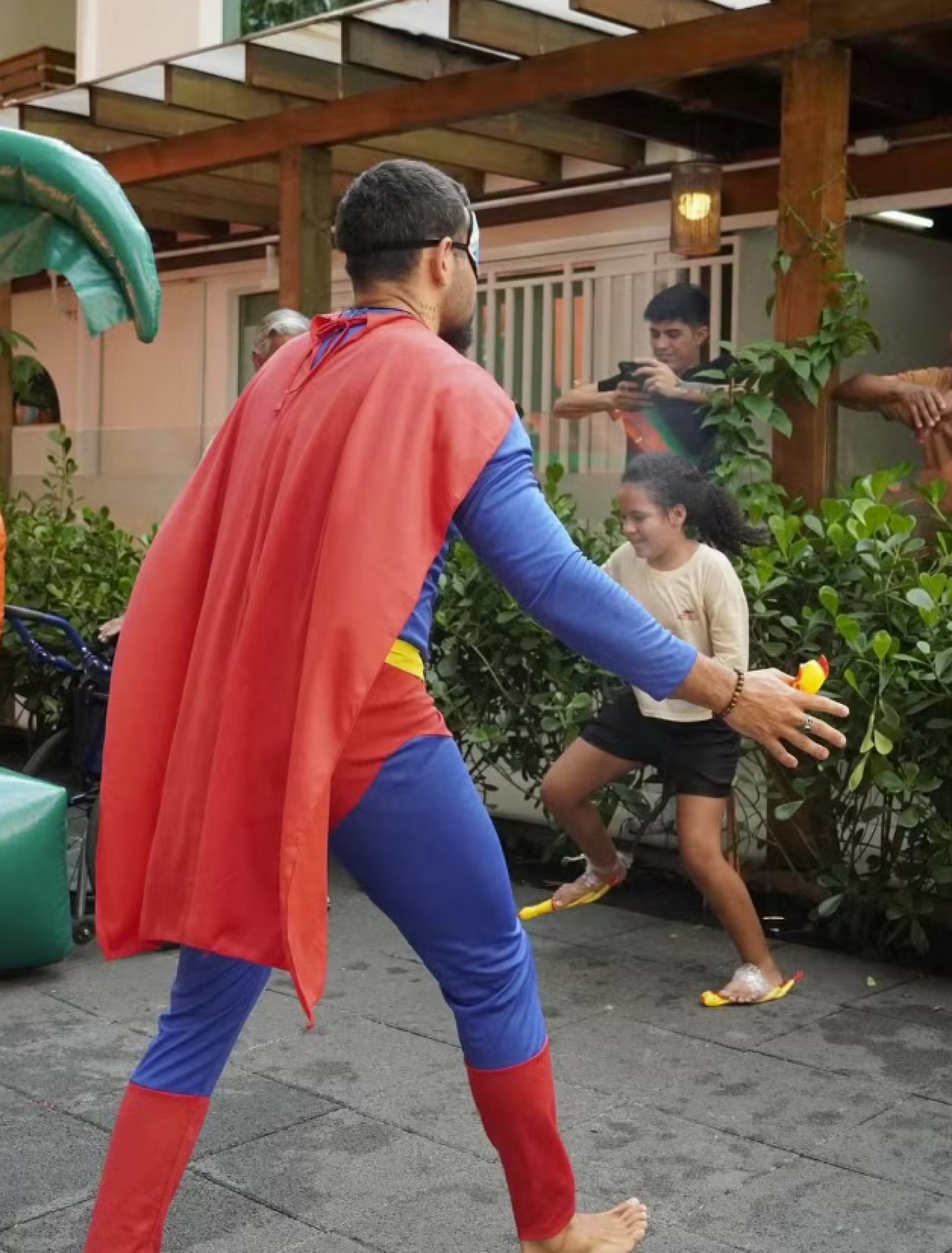 Namorado de Sandy celebra Dia do Médico vestido de Superman e reflete sobre amor e propósito  - reprodução Instagram