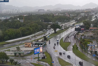 Chuva e ventania derrubam postes e provocam bolsões d'água no Rio 