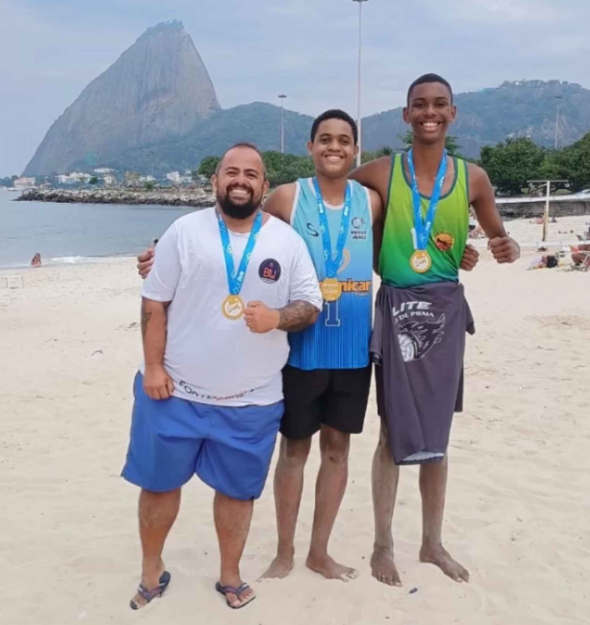 André Luiz Cordeiro e Pedro Henrique e o professor Kauê Vogah - Reprodução 