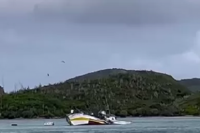 Embarcação afunda após colisão no Canal do Itajuru, em Cabo Frio