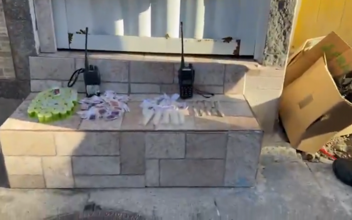 Foram apreendidos dois rádios comunicadores e embalagens de drogas com os suspeitos