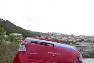 Carro fica pendurado no Pontal do Atalaia, em Arraial do Cabo