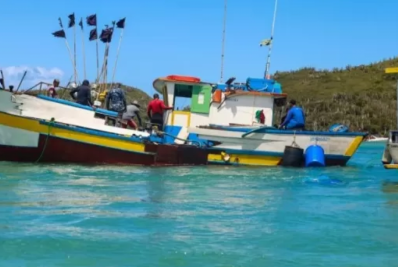 Barco naufragado é retirado de banco de areia no Canal do Itajuru em Cabo Frio