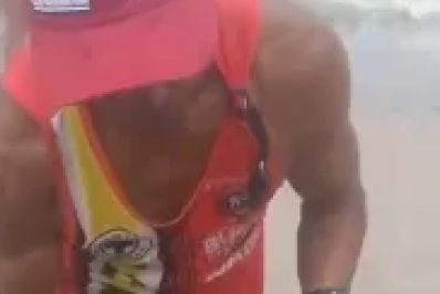 Guarda-vidas resgata duas tartarugas marinhas na Praia do Forno, em Búzios