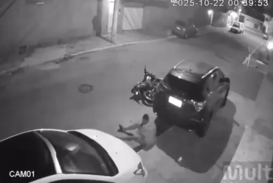 Homem colide com dois carros estacionados e foge no bairro Palmeiras, em Cabo Frio