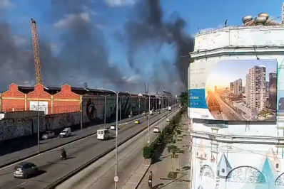Vídeo: incêndio atinge barracões de escolas de samba na Zona Portuária do Rio