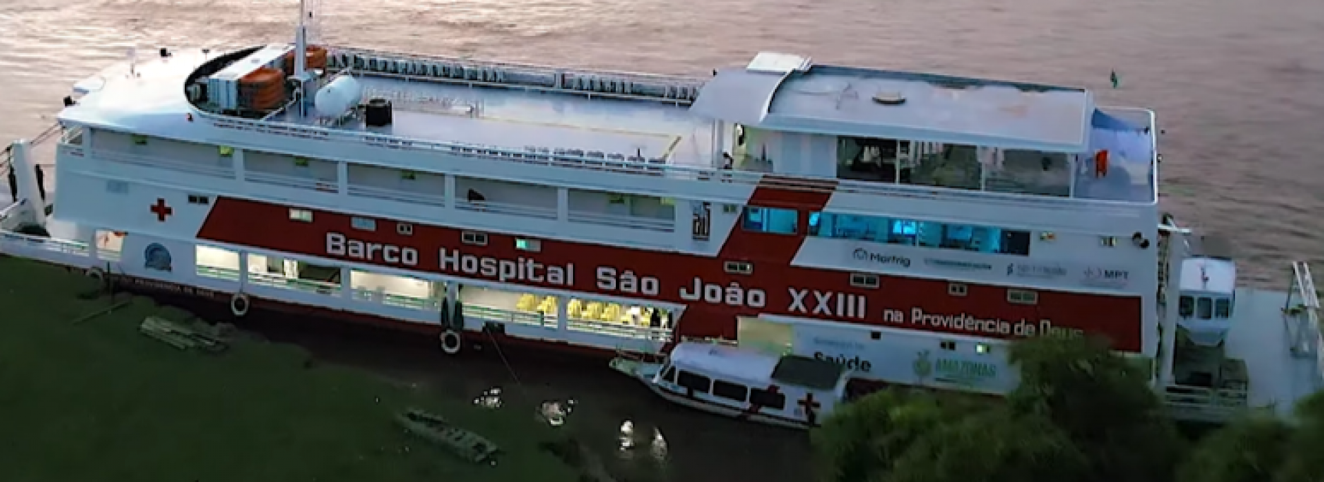 Barco hospital navega pelos rios da solidariedade